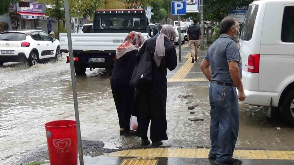 Kars’ta sağanak caddeleri göle döndürdü