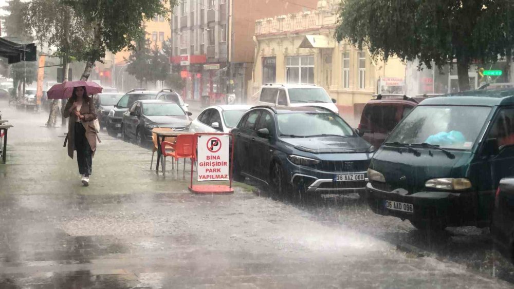 Kars’ta sağanak caddeleri göle döndürdü