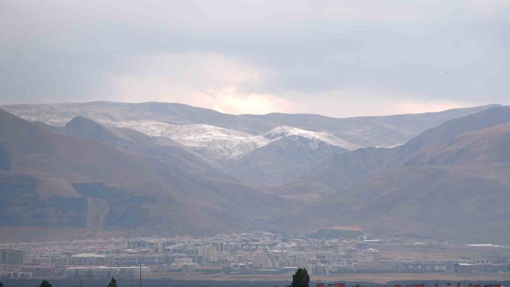 Erzurum’a mevsimin ilk karı düştü