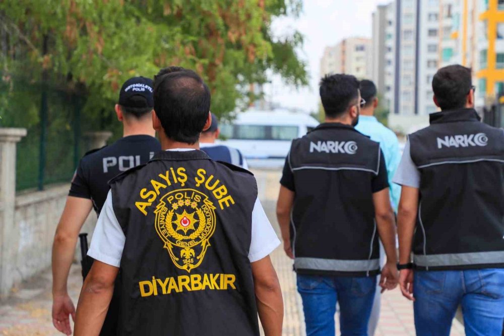 Diyarbakır’da polis ekipleri okul çevrelerini denetliyor