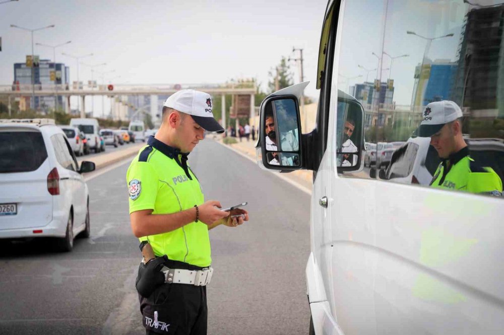 Diyarbakır’da polis ekipleri okul çevrelerini denetliyor