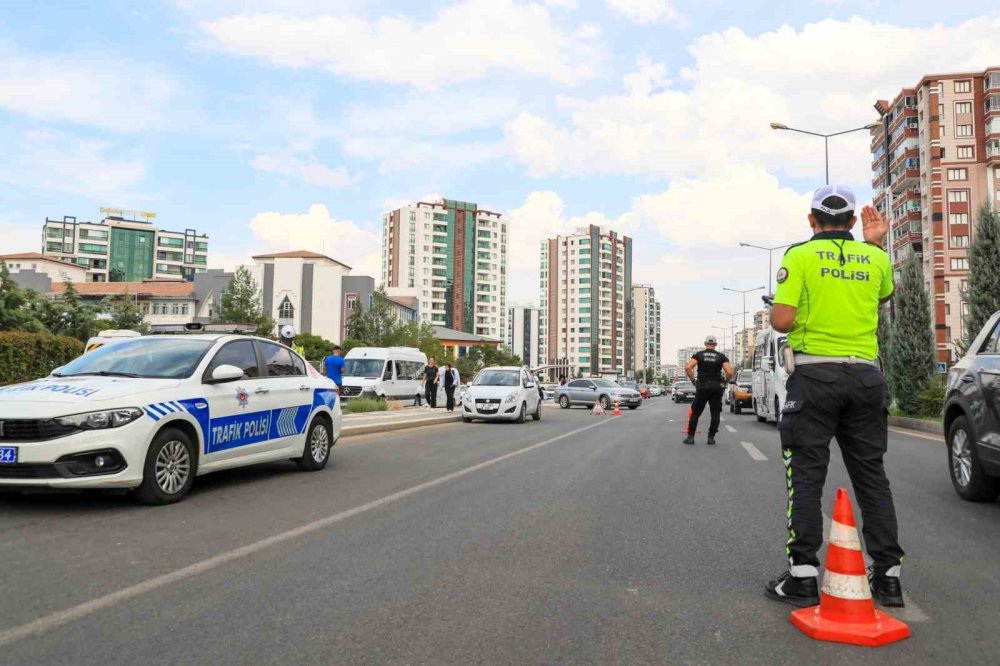 Diyarbakır’da polis ekipleri okul çevrelerini denetliyor