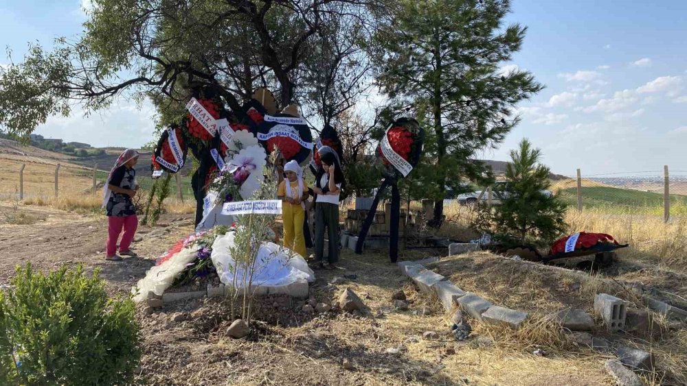 Narin’in mezarını arkadaşları ziyaret etti