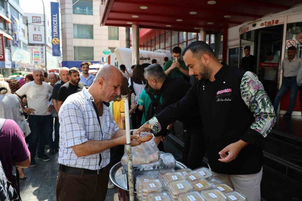 Narin’in anısına helva ve döner dağıttılar: İzdiham yaşandı