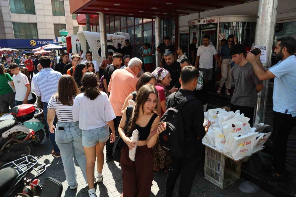 Narin’in anısına helva ve döner dağıttılar: İzdiham yaşandı