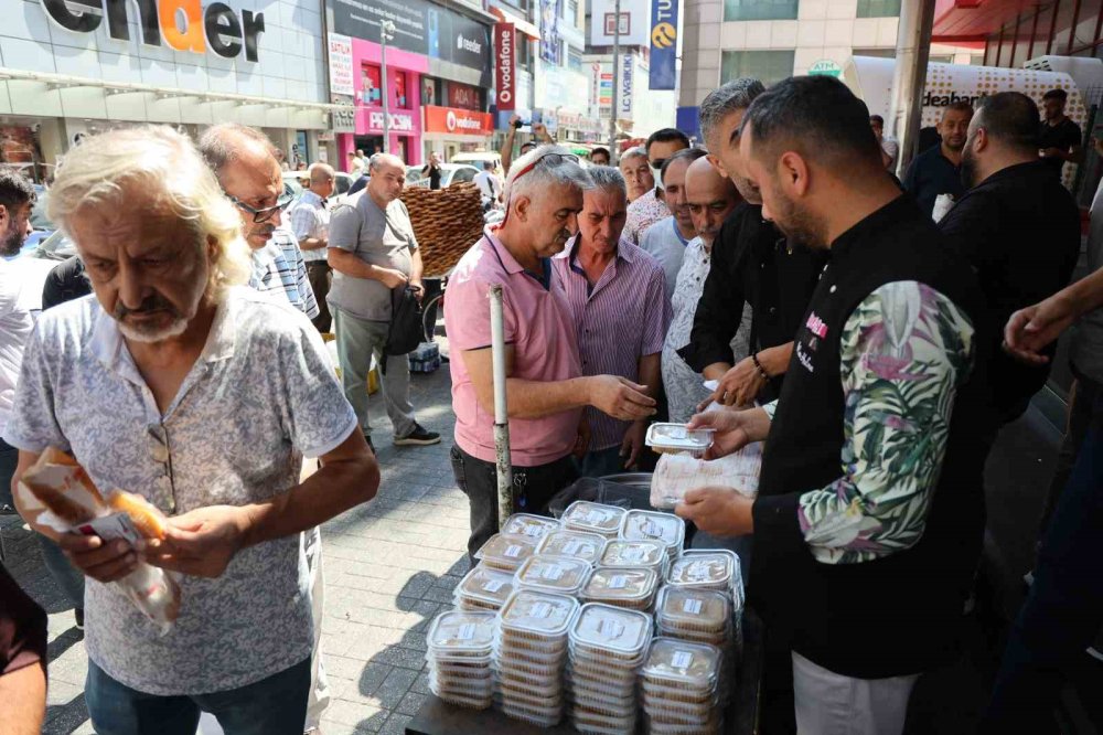 Narin’in anısına helva ve döner dağıttılar: İzdiham yaşandı