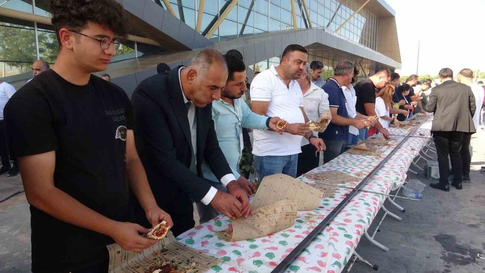 Van’da 65 metrelik kebap dakikalar içerisinde tüketildi