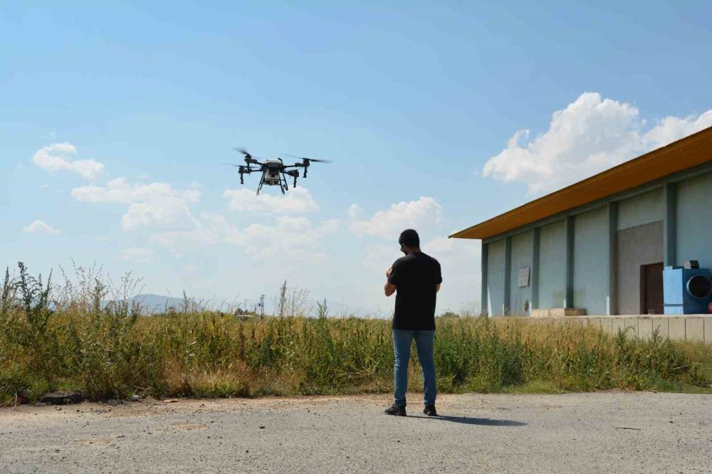 Bitlis’te çekirgelere dronla mücadele