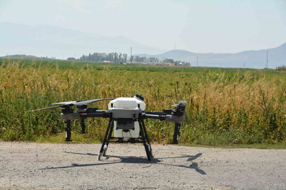 Bitlis’te çekirgelere dronla mücadele