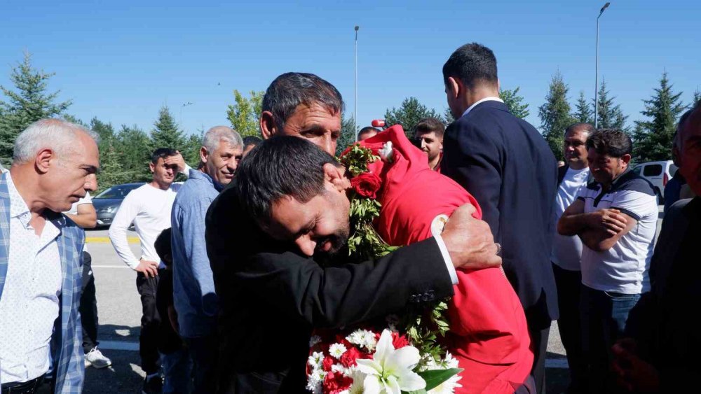 Olimpiyat şampiyonu Bölükbaşı'na, memleketi Erzurum’da coşkulu karşılama