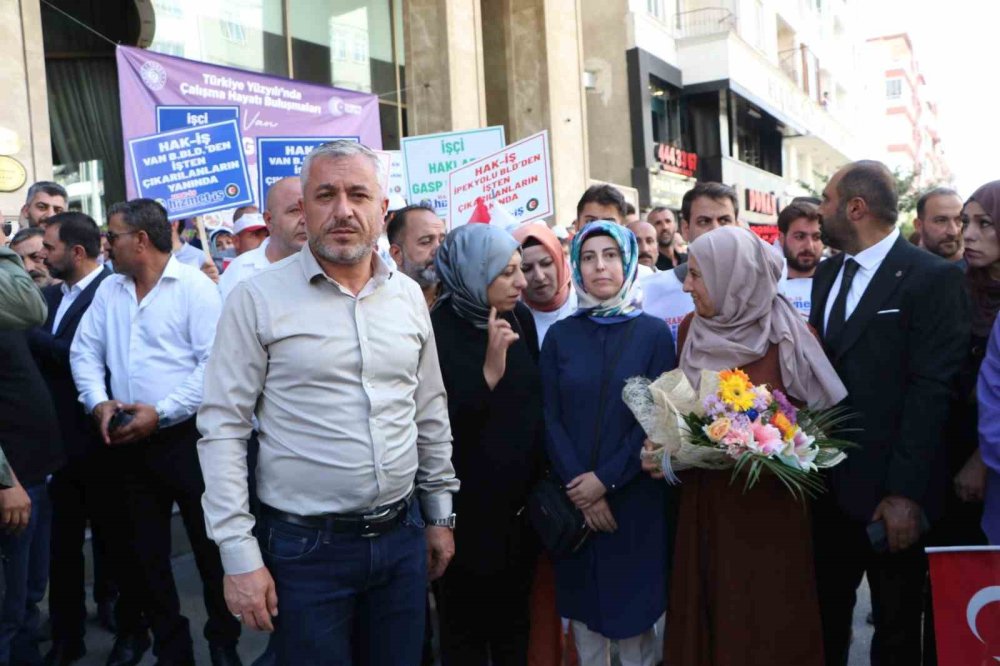 Van'da işten çıkarılan belediye işçilerine Bakan Işıkhan’dan destek