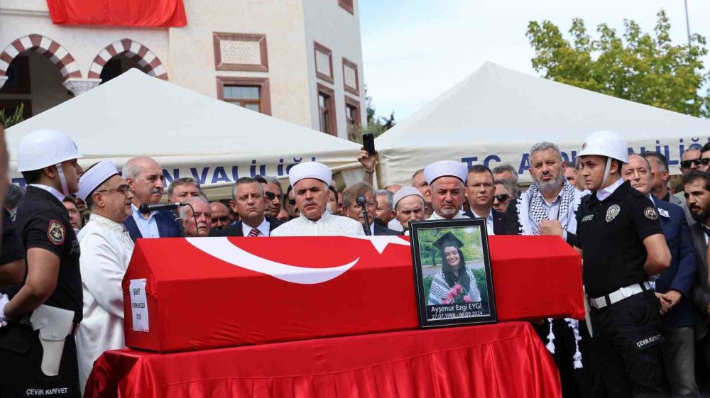 İsrail’in katlettiği Ayşenur, tekbirlerle uğurlandı