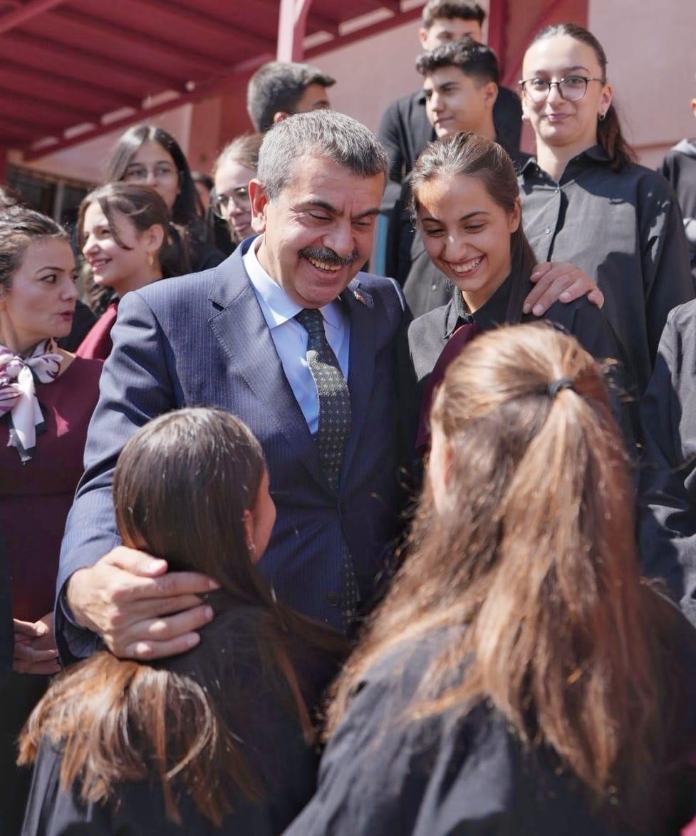 Bakan Tekin, Erzurum'da öğretmen ve öğrencilerle buluştu