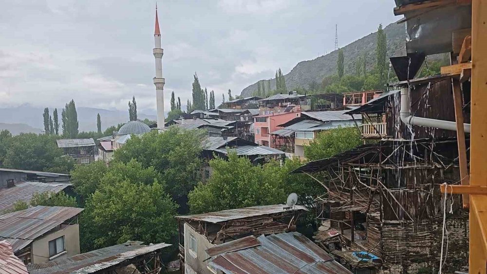 Erzurum'da sağanak yağış etkili oluyor