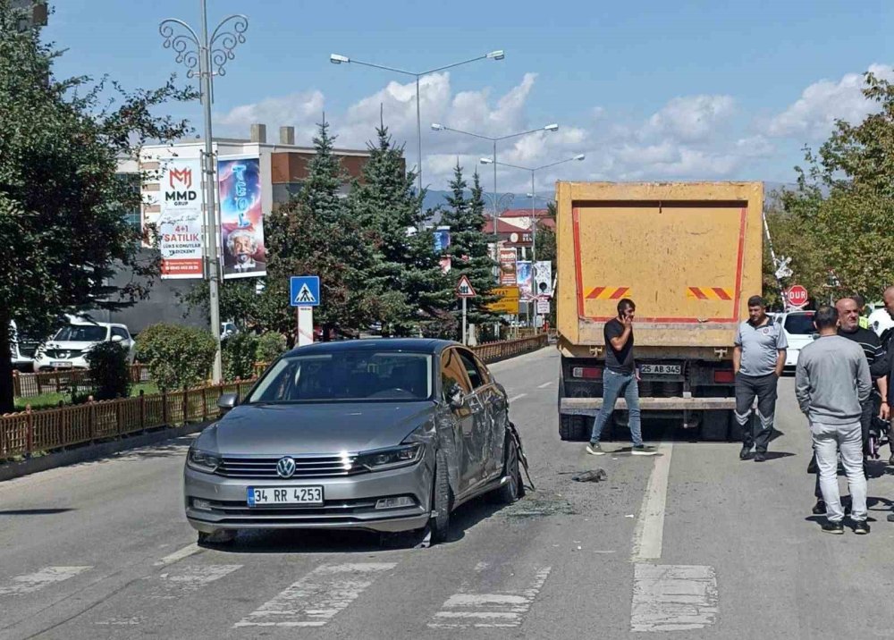 Erzurum’da kamyon ve otomobil birbirine girdi