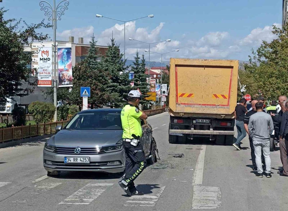 Erzurum’da kamyon ve otomobil birbirine girdi