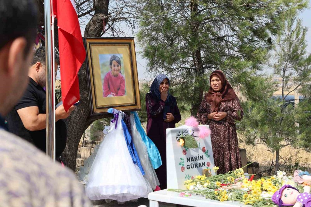 Türkiye’nin dört bir yanından gelen vatandaşlar Narin’in mezarını yalnız bırakmıyor