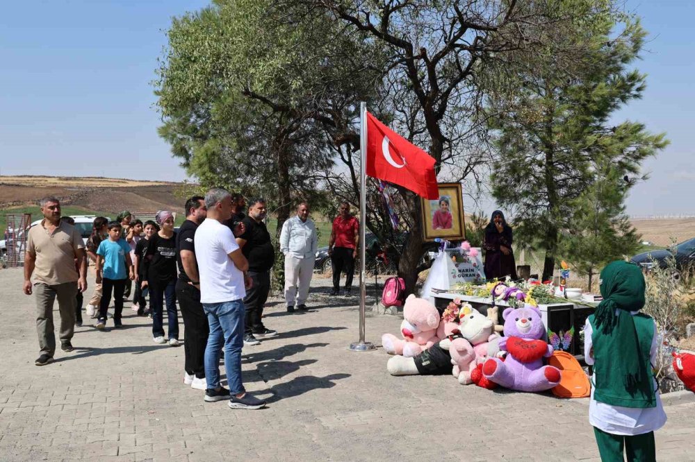 Türkiye’nin dört bir yanından gelen vatandaşlar Narin’in mezarını yalnız bırakmıyor