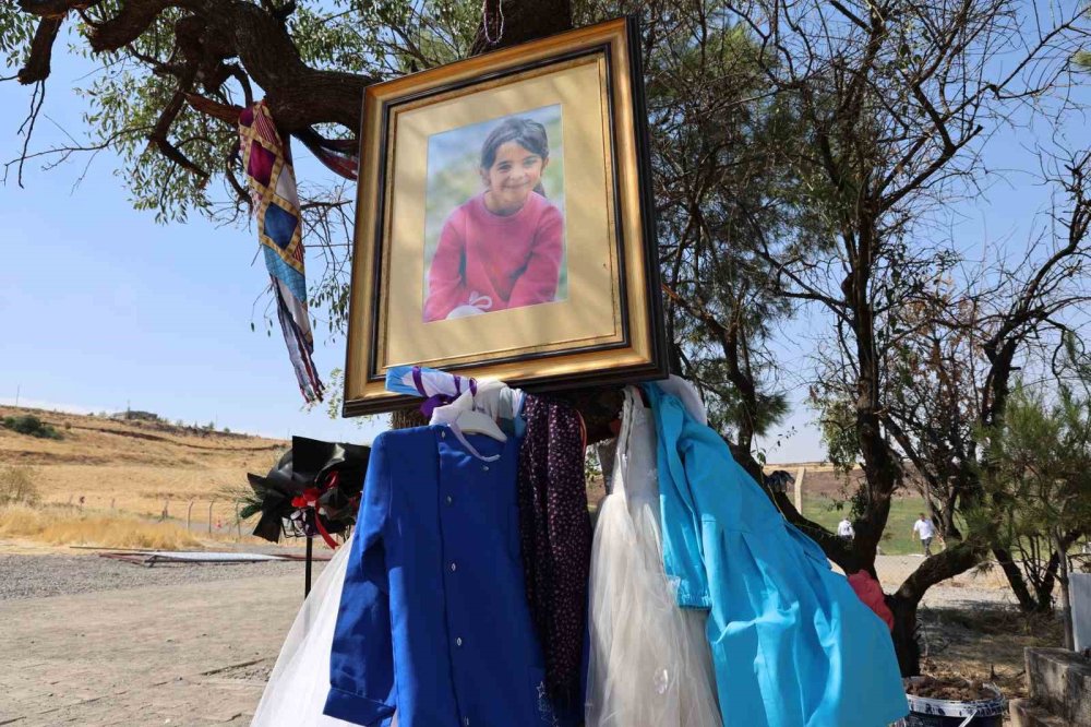 Türkiye’nin dört bir yanından gelen vatandaşlar Narin’in mezarını yalnız bırakmıyor