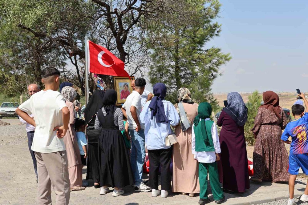 Türkiye’nin dört bir yanından gelen vatandaşlar Narin’in mezarını yalnız bırakmıyor