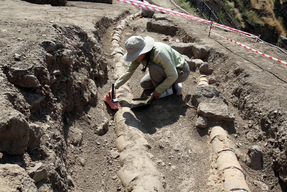 aa-20240919-35680132-35680118-bitlis-kalesinde-icme-suyu-sebekesi-bulundu.jpg