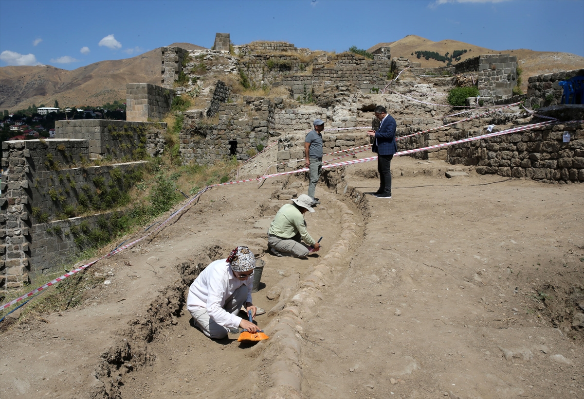 aa-20240919-35680132-35680124-bitlis-kalesinde-icme-suyu-sebekesi-bulundu.jpg