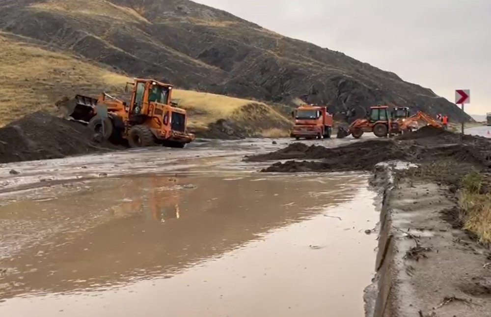 Ahlat-Adilcevaz yolunda heyelan