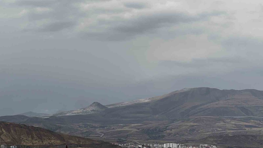 Bitlis'in yüksek kesimlerine kar yağdı