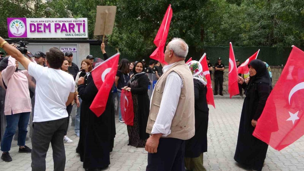 Van'da evlat nöbetindeki annenin acı feryadı