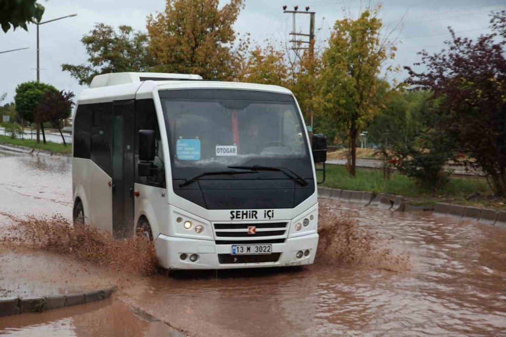 Bitlis'i sel vurdu