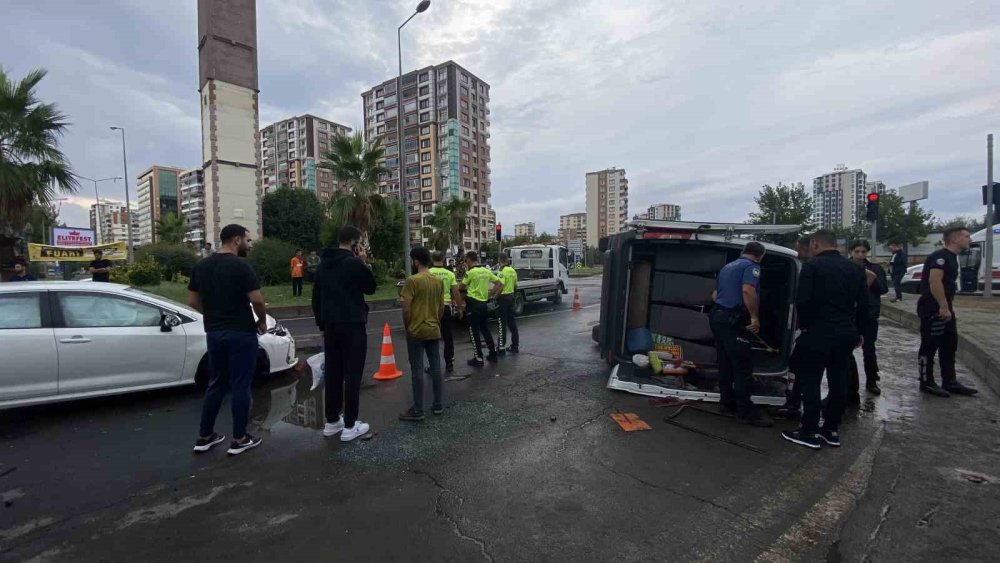 Diyarbakır’da otomobil ile minibüs çarpıştı: 9 yaralı