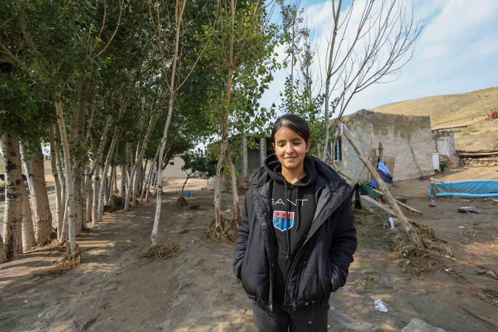 Van'da selin sürüklediği konteynerden canını zor kurtardı