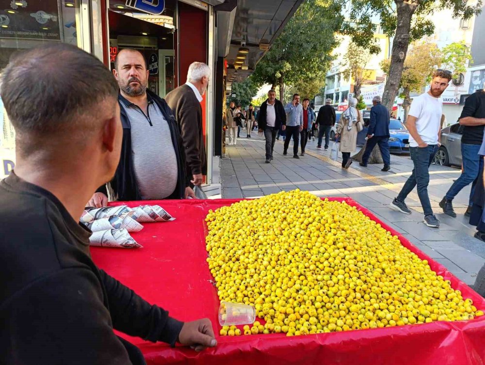 Van'da alıçlar, tezgahtaki yerini aldı