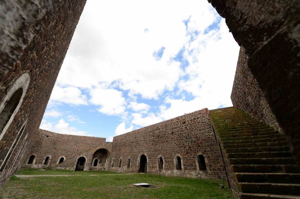 Erzurum'un Aziziye Tabyaları ihtişamını koruyor