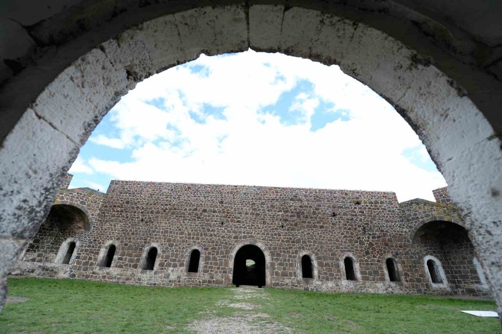 Erzurum'un Aziziye Tabyaları ihtişamını koruyor