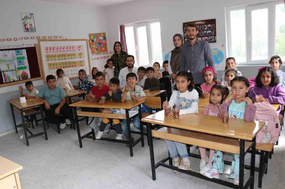 Van’da köy köy dolaşarak çocukları tatlı ile buluşturuyor