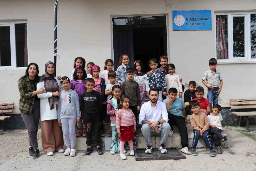 Van’da köy köy dolaşarak çocukları tatlı ile buluşturuyor