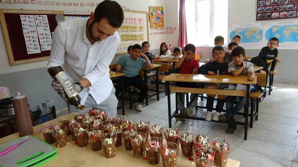 Van’da köy köy dolaşarak çocukları tatlı ile buluşturuyor