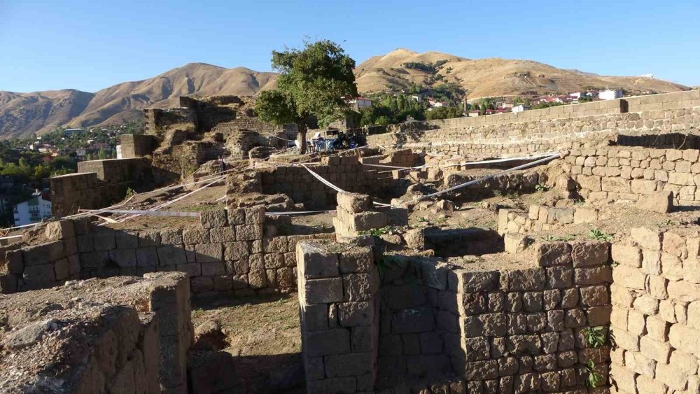 Bitlis Kalesi’nde 500 yıllık su künkleri bulundu