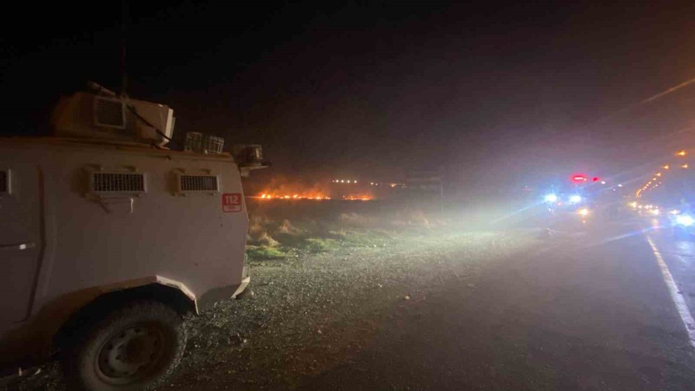 Diyarbakır’da yol kenarındaki yangın sürücülere zor anlar yaşattı