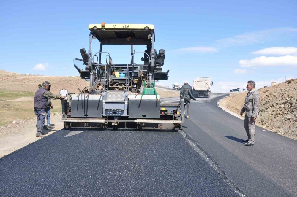 Muş’ta yollar asfaltlanıyor