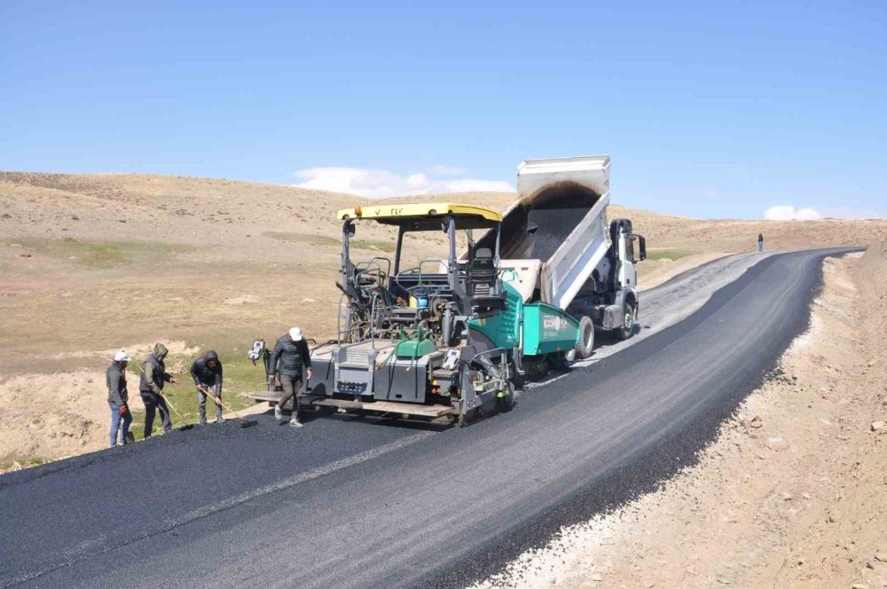 Muş’ta yollar asfaltlanıyor