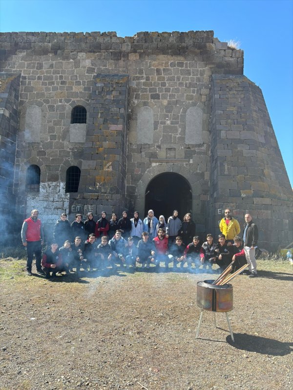 aa-20241004-35821941-35821939-erzurumda-ogrenciler-tarih-dersini-kiremitlik-tabyasinda-isledi.jpg