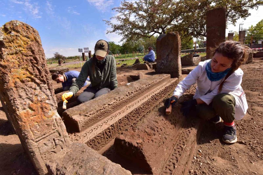 Bitlis'te Selçuklu dönemine ait 6 sanduka gün yüzüne çıkarıldı