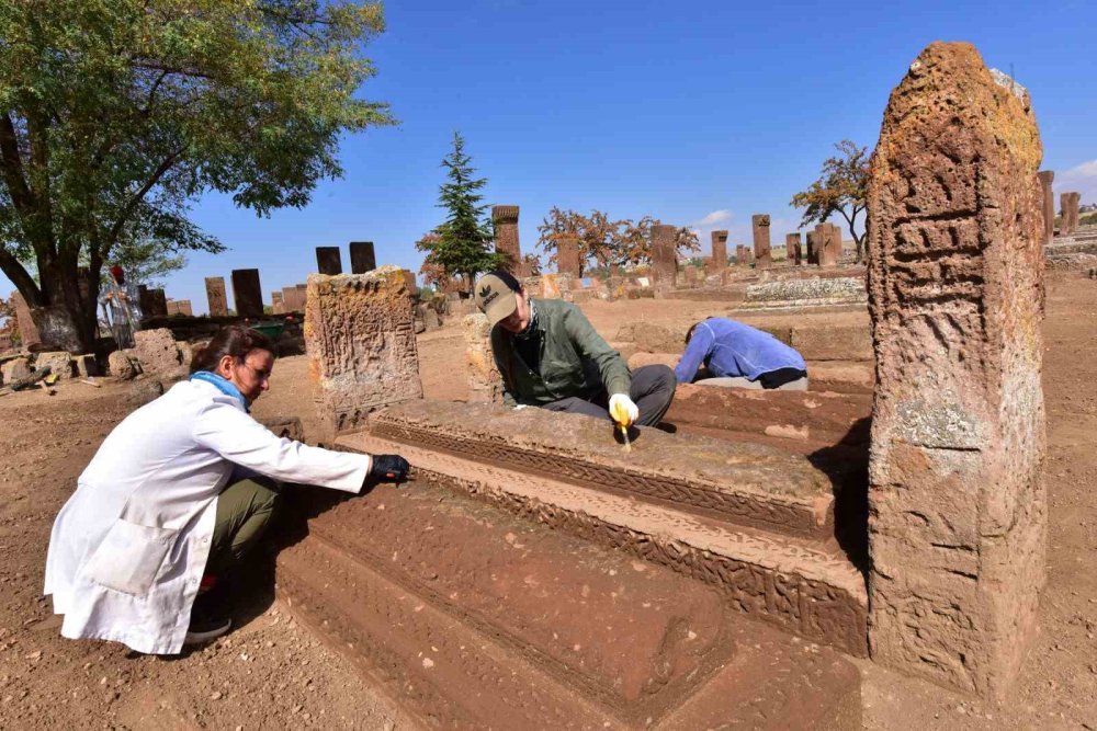 Bitlis'te Selçuklu dönemine ait 6 sanduka gün yüzüne çıkarıldı