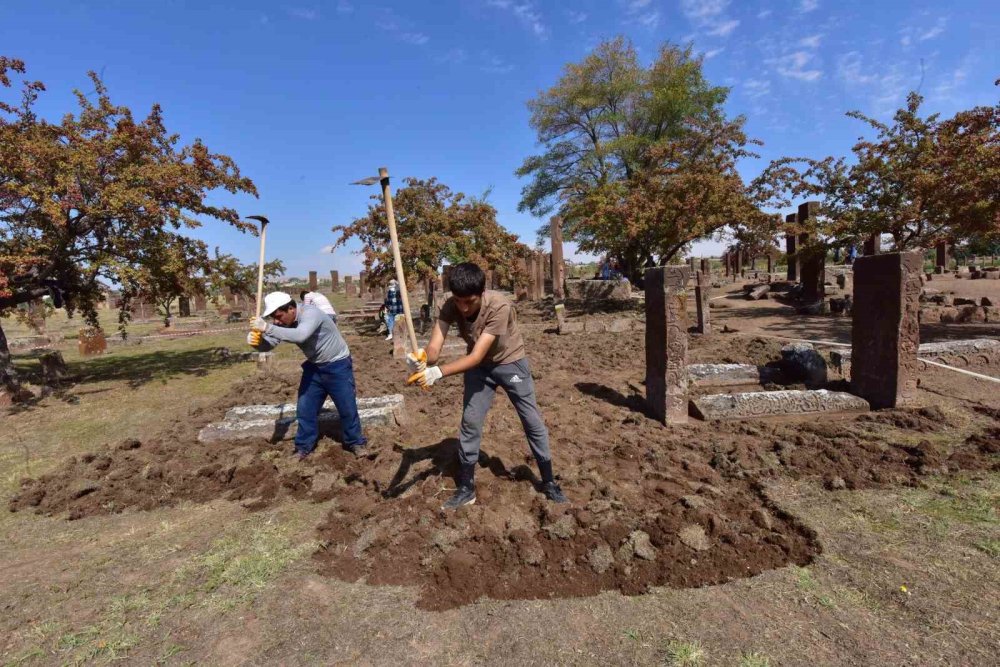 Bitlis'te Selçuklu dönemine ait 6 sanduka gün yüzüne çıkarıldı