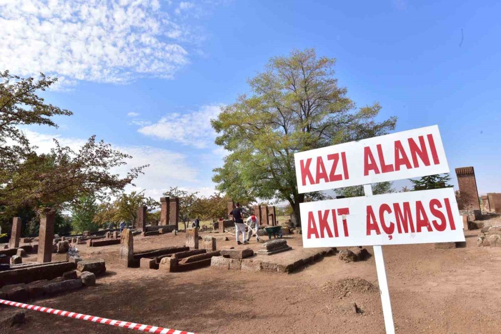 Bitlis'te Selçuklu dönemine ait 6 sanduka gün yüzüne çıkarıldı