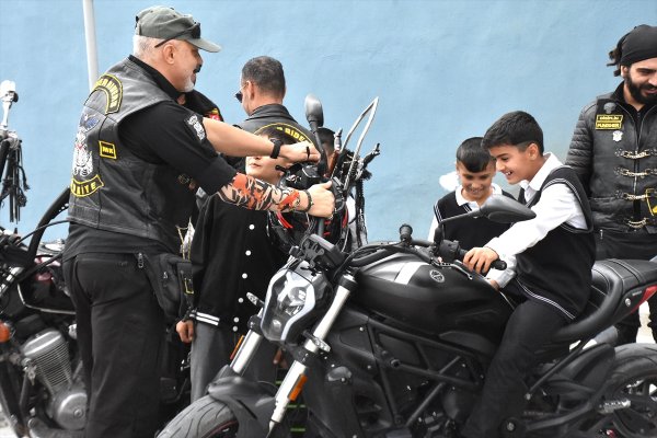 aa-20241006-35835710-35835689-motosikletleriyle-cocuklara-mutluluk-tasidilar.jpg