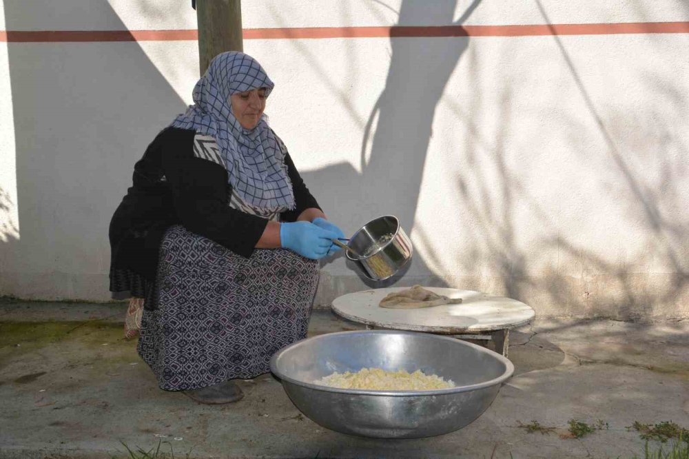 Kars'ta üretilen bu peynir işkembede muhafaza ediliyor