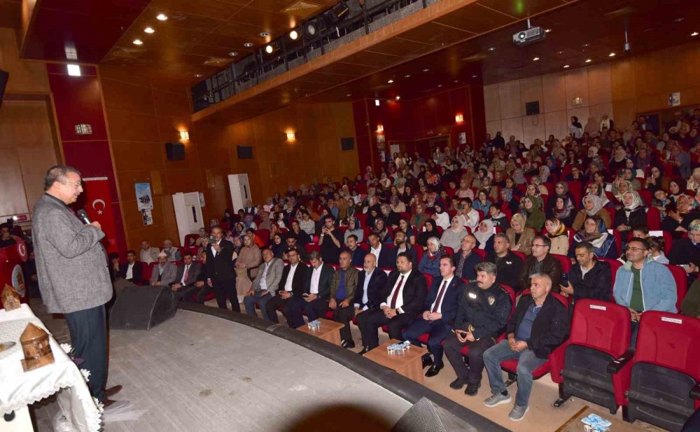 Bitlis'te araştırmacı yazar Hayati İnanç söyleşisine yoğun ilgi